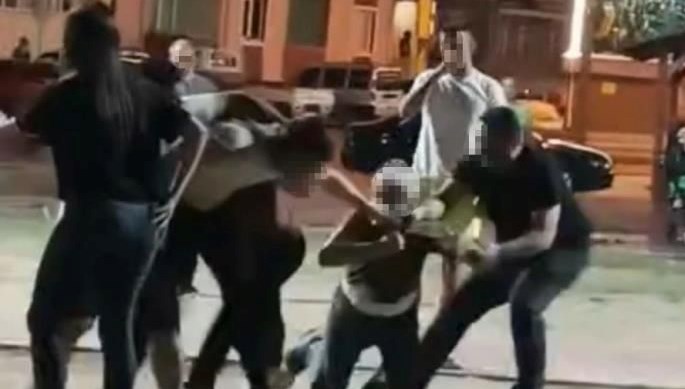 parkta-tekmeli-yumruklu-kavga-nfDDDitc.jpg