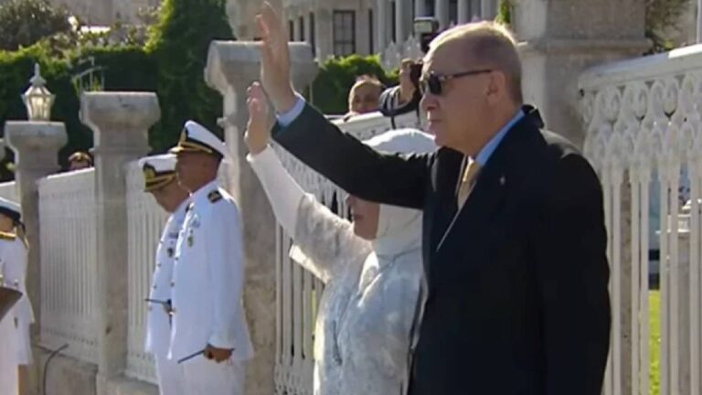 savarona-ve-tcg-anadolu-dahil-dokuz-gemi-bogazdan-gecti-cumhurbaskani-erdogan-dolmabahcede-donanmayi-selamladi-2es8sq7J.jpg