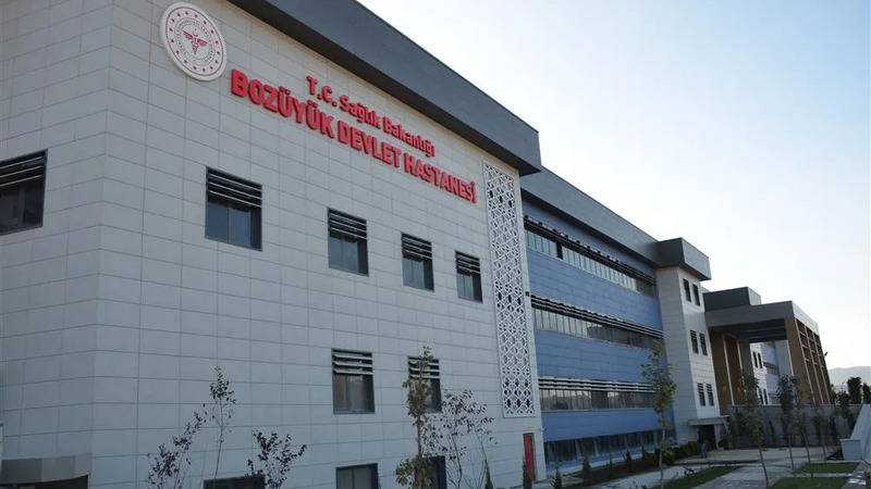 Bozüyük Devlet Hastanesi’nde hakkında soruşturma yürütülen beyin cerrahının, 455 sayfalık rapora rağmen göreve devam ettiği ortaya çıktı