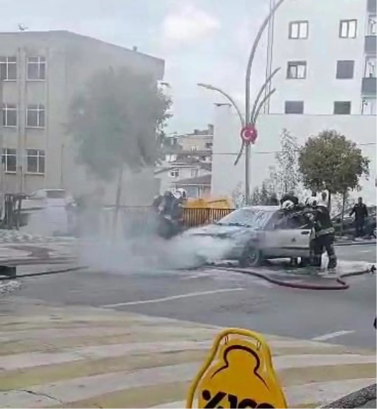 Çayırova’da Otomobil Yangını: İtfaiye Ekipleri Müdahale Etti
