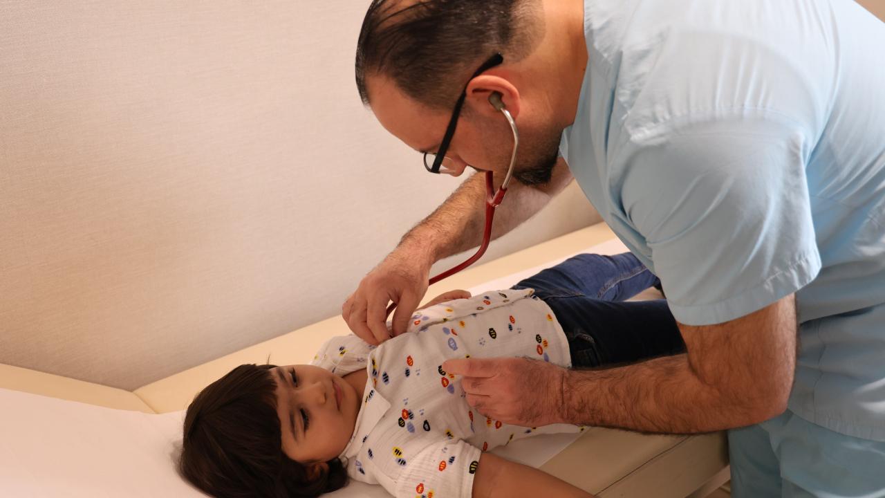 200 binde bir gorulen hastalik 2 yasindaki cocugun gogus boslugu bagirsakla doldu MDgi2xI6.jpg