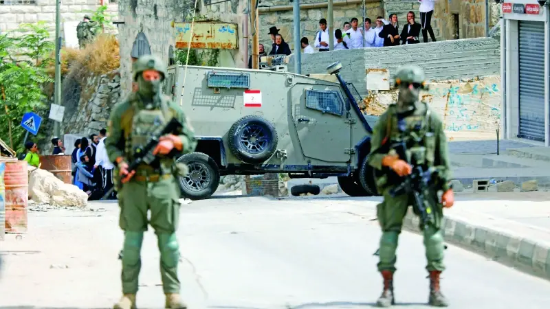 Batı Şeria’yı bin bariyerle hapsetti