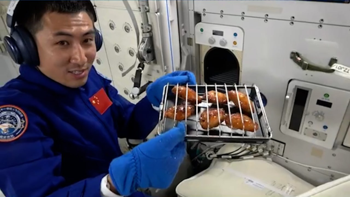 cinli taykonotlar uzayda ilk kez izgara et ve tavuk pisirdi TptJsG8d.jpg