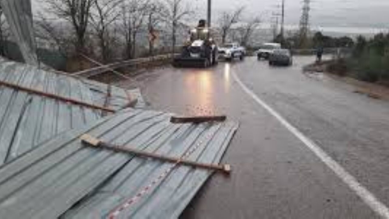Çatıları uçan okullarda eğitime 4 gün ara
