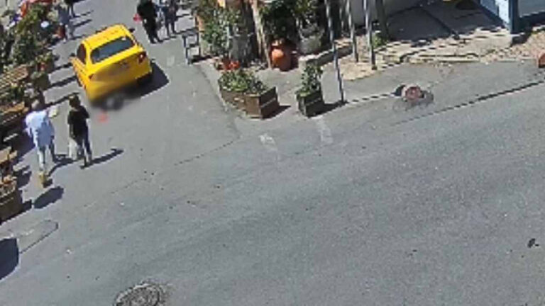 geri-manevra-yapan-taksinin-altinda-kalan-kadin-felaketi-yasadi-YXBSdl1p