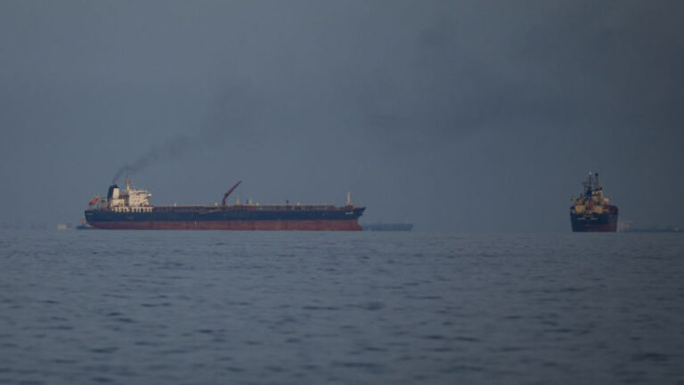 iran-ordusu-bir-petrol-tankerine-el-koydu-Ic68lwAl